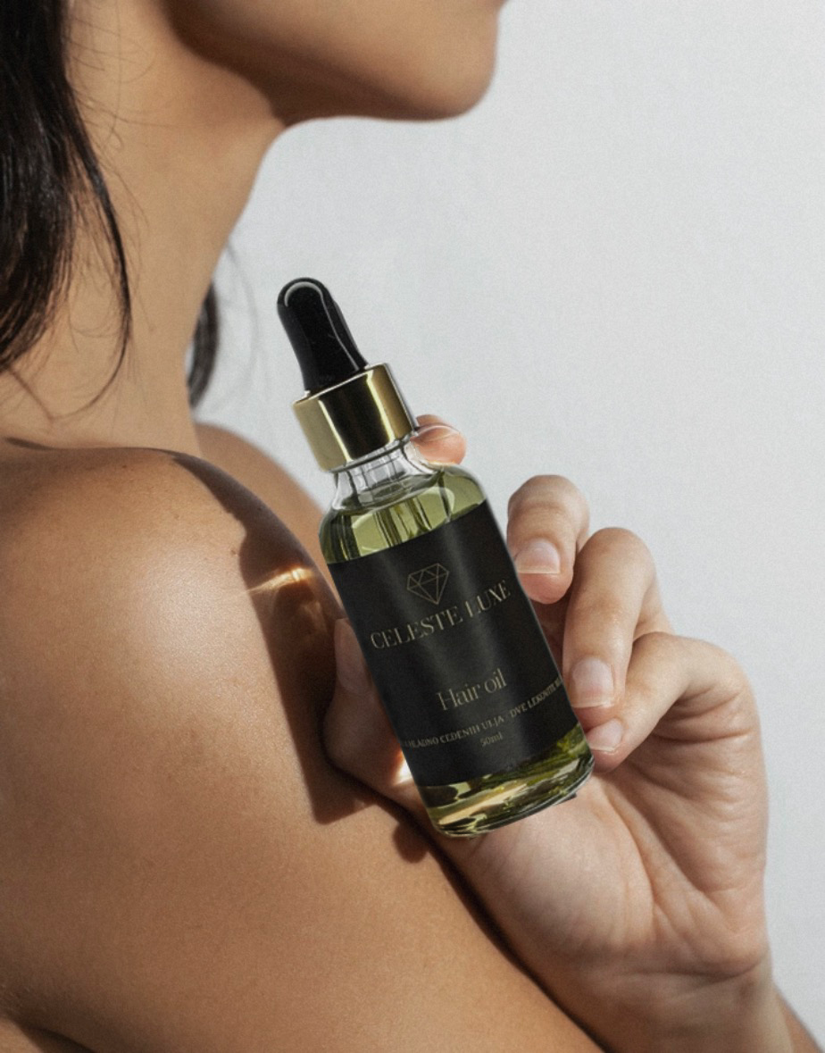 Celeste Luxe — model sa dugačkom, sjajnom crnom kosom nakon primene luksuznog ulja od 9 hladno ceđenih biljnih ulja